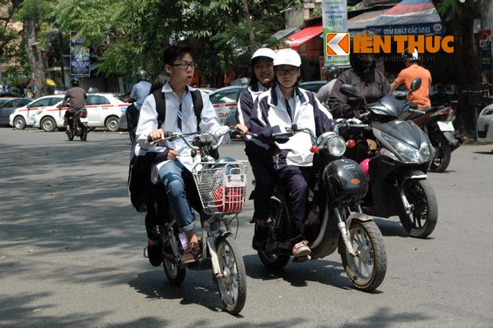 Học sinh trường THPT Việt Đức vô tư lượn phố không MBH.