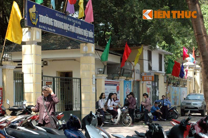 Học sinh không đội MBH đi xe máy ra khỏi cổng trường THPT Việt Đức...