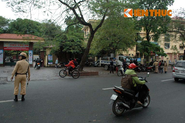 Sáng nay, CSGT Hà Nội đồng loạt ra quân xử phạt những trường hợp phụ huynh, học sinh không đội MBH khi đi xe đạp điện, xe máy... theo quy định. Trong ảnh là tổ công tác Đội CSGT số 2 - Phòng CSGT đường sắt- đường bộ Công an TP Hà Nội lập chốt ngay tại cổng trường THCS Chu Văn An.