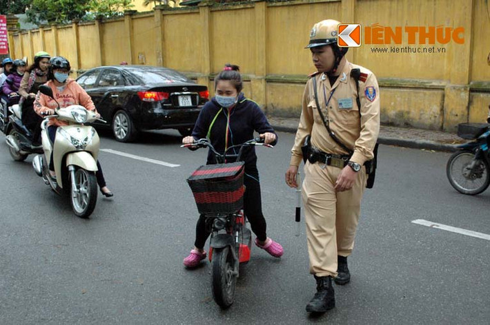 Nữ sinh này có MBH để trong giỏ xe, nhưng lại không đội.