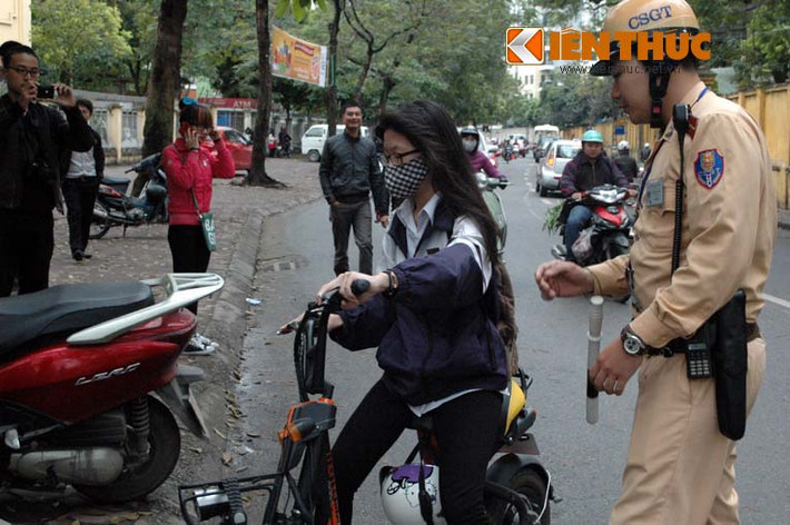 Có học sinh để MBH cài ngay dưới yên xe.