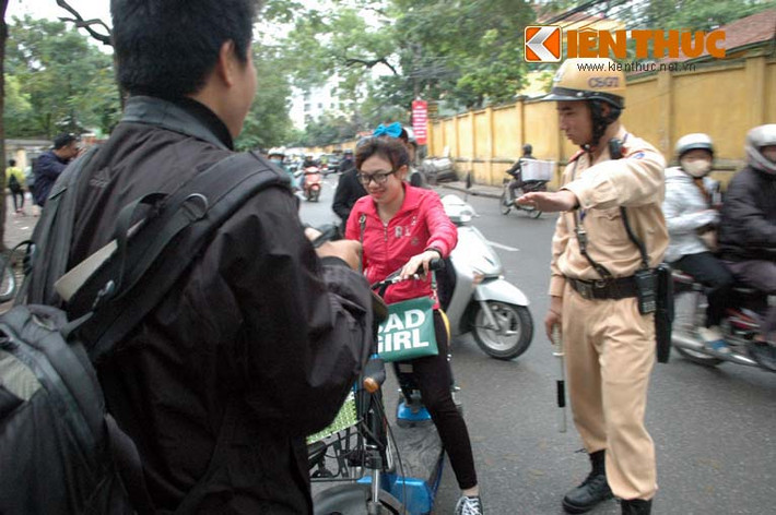 Những học sinh điều khiển xe đạp điện không đội MBH đều bị dừng xe xử lý.