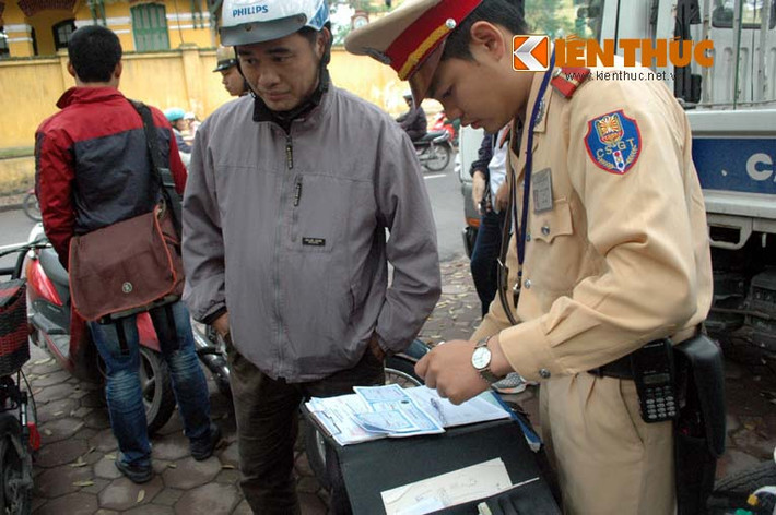 Nhưng tất cả đều bị CSGT xử phạt theo quy định chứ không còn nhắc nhở như những ngày trước đó.