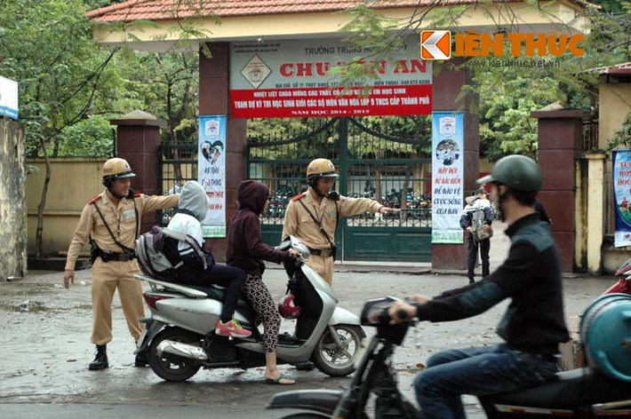 Một phụ huynh chở con đến trường, không đội MBH, bị các chiến sĩ CSGT ra hiệu lệnh dừng xe để xử lý vi phạm.