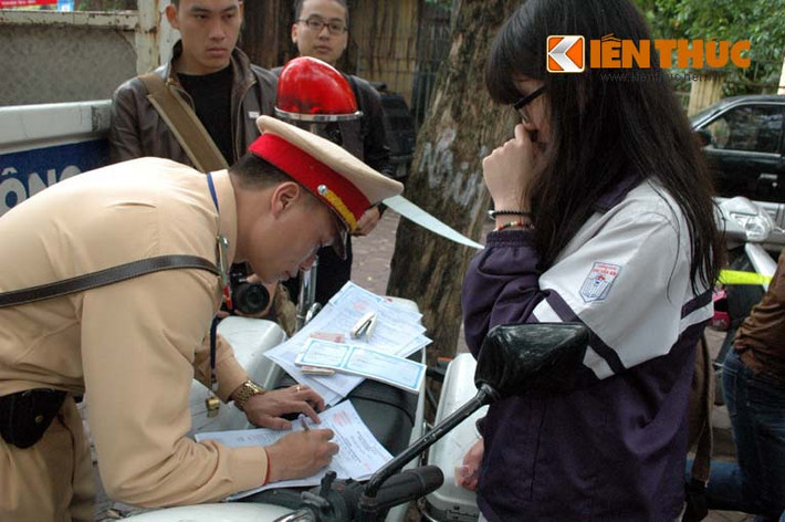 Những học sinh dưới 16 tuổi, điều khiển xe máy, xe đạp điện vi phạm bịCSGT lập biên bản xử phạt hành chínhvà tạm giữ xe.