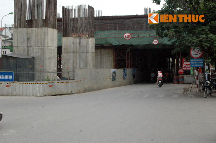 Ngay phố Hoàng Cầu, nơi thường xuyên ách tắc giao thông, bởi công trình đường sắt trên cao đang xây dựng, nhưng lúc này cũng rất thông thoáng.