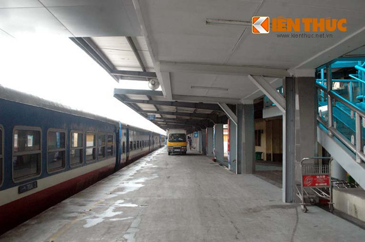 Xe vào vận chuyển hàng hóa từ trên tàu xuống trong ga cũng rất thuận tiện.
