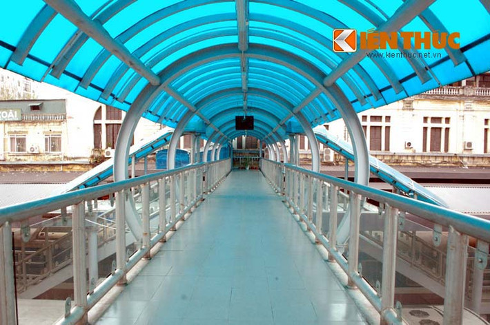 Cầu vượt đi bộ trên cao hiện đại mới đưa vào vận hành rất thuận tiện cho hành khách đi tàu.