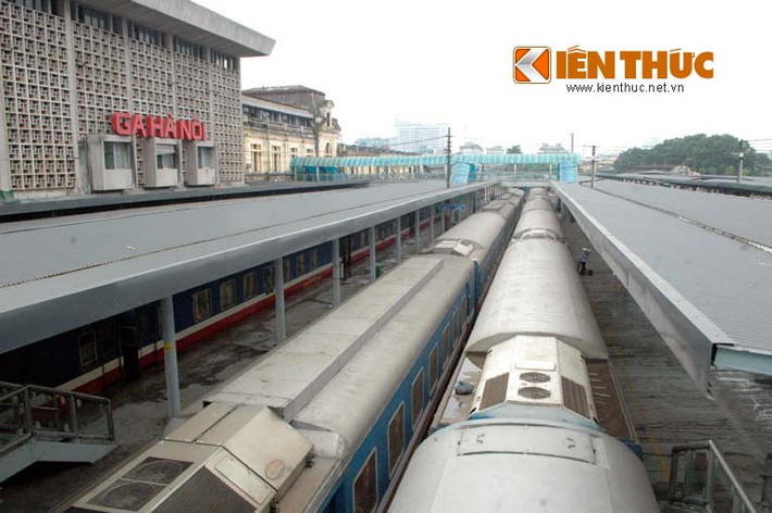 Tại những lối đi dành cho hành khách lên tàu nằm xen kẽ giữa các đường ray đều có mái che.