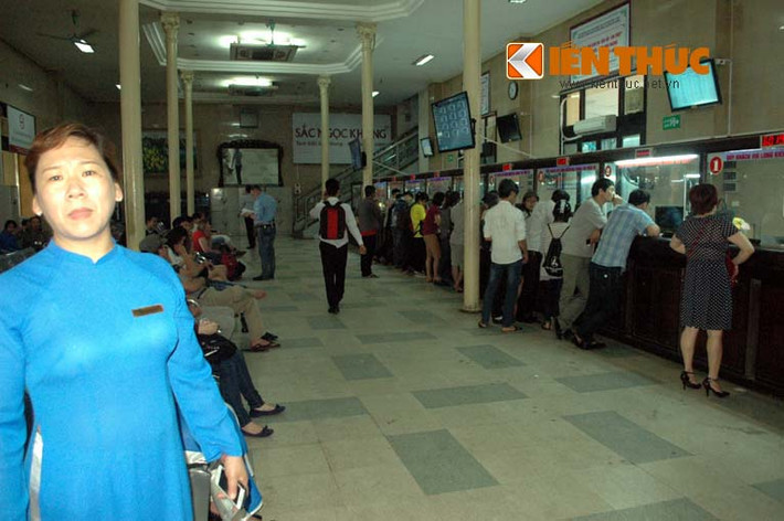Nhiều nhân viên đang làm việc tại ga Hà Nội khá bất ngờ trước đề xuất di dời ga của Phó giám đốc Công an TP Hà Nội. Chị Nguyễn Thị Nghĩa, nhân viên ở phòng chờ tàu, ga Hà Nội cho biết: "Tôi không biết thông tin này, nhưng nếu chuyển thì chuyển đi đâu. Nhà ga mới được đầu tư hàng trăm tỷ đồng vào hệ thống mái che, nhà chờ, cầu thang bộ, lối lên xuống tàu rất thuận tiện và mới khánh thành có mấy tháng thì chuyển thế nào được"