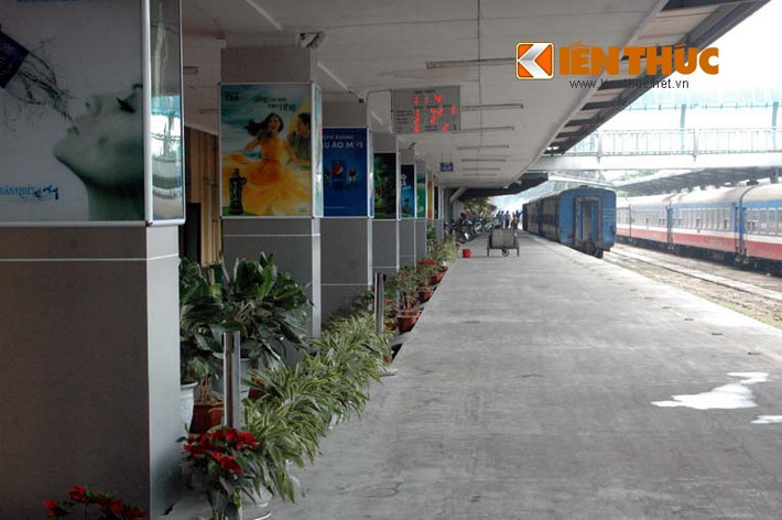 Dọc lối đi, những chậu cây cảnh được trang trí khiến khung cảnh ga Hà Nội thêm bắt mắt.