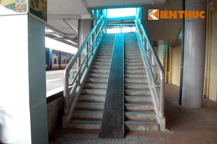 Chi tiết hệ thống thang bộ dành cho khách lên xuống tàu tại ga Hà Nội.