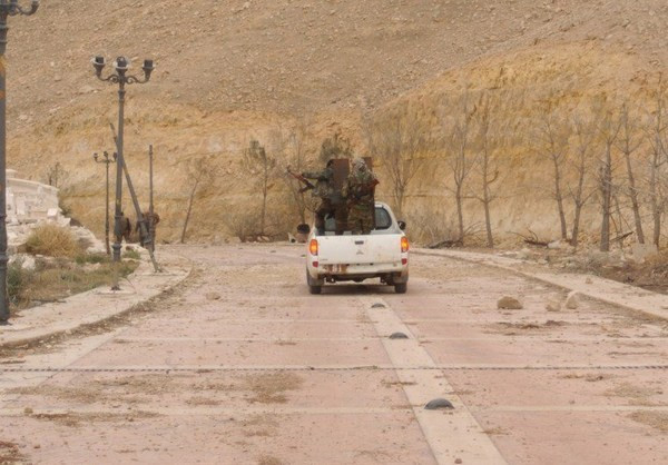 Binh sĩ Syria ngồi trên xe bán tải lắp súng máy đang tiến về các khu vực phía IS đang kiểm soát. Nguồn ảnh: Fars