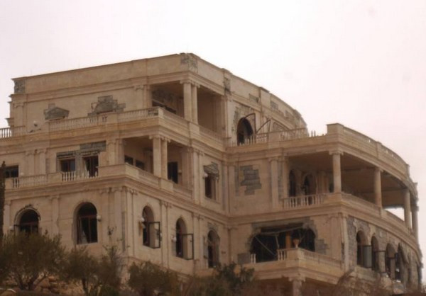 Trước đó, hôm 25/3, Quân đội Syria đã phá vỡ phòng tuyến của phiến quân IS ở Palmyra, giành quyền kiểm soát tòa tháp trung tâm ở thành cổ này. Ảnh: Một biệt thự cổ ở Palmyra đã được Quân đội Syria giải phóng khỏi tay IS. Nguồn ảnh: Fars