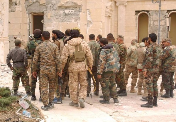 Quân đội Syria sắp chiếm lại Palmyra từ tay phiến quân IS sau khi giành được hàng loạt chiến thắng quan trọng với sự hỗ trợ của lực lượng dân quân Hezbollash cùng các nhóm tình nguyện khác. Và đặc biệt là sự yểm trợ liên tục và hữu hiệu của Không quân Nga. Nguồn ảnh: Fars