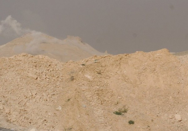 Mặc dù giành được nhiều thắng lợi lớn, tuy nhiên Quân đội Syria cùng dân quân cũng hứng chịu không ít thiệt hại từ tay chiến binh IS cảm tử. Theo hãng thông tấn SANA, IS dùng xe bom, tay súng mang bom cảm tử chống trả quyết liệt ở khu tổ hợp khách sạn phía Tây Nam Palmyra. Ảnh: Khói bùng lên trên một ngọn đồi ở Palmyra trong cuộc giao tranh. Nguồn ảnh: Fars