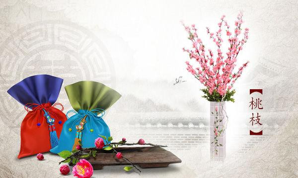 Cành hoa đào: Cành đào có tác dụng trừ tai cách vì thế nếu bị vận xui đeo bám có thể sử dụng trang sức khắc hình cành đào hoặc sử dụng một số vật phẩm có hình cành đào để phát huy tác dụng.