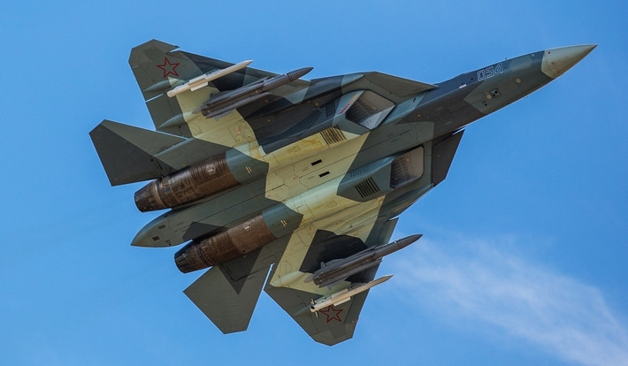Khi kết hợp tên lửa tầm xa R-37M với chiến đấu cơ Su-57, cặp "song sát" này dường như sẽ trở thành cặp đội bất khả chiến bại trên không, đủ khả năng đánh chặn, tiêu diệt các loại chiến đấu cơ hiện đại nhất thế giới ngày nay, bao gồm cả tiêm kích F-22 Raptor của không quân Mỹ. Nguồn ảnh: Pinterest.