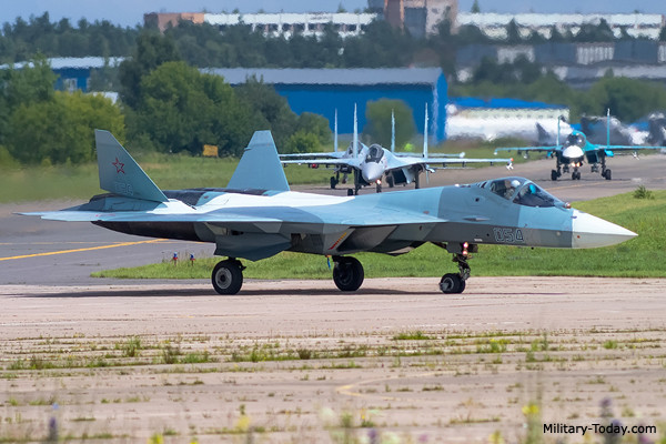 Hệ thống radar của Su-57 sử dụng kết hợp các radar bước sóng dài băng tần L - loại radar được cho là có khả năng đối phó và phát hiện mọi loại tiêm kích tàng hình hiện nay cùng với một radar chính N050 ở mũi với hai radar phụ vuông góc cho phép Su-57 có tầm bao phủ cực rộng. Nguồn ảnh: Pinterest.