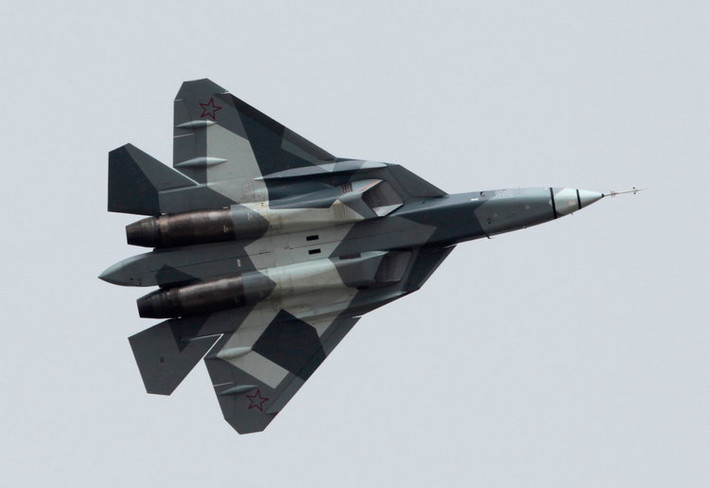 Hệ thống radar của tiêm kích tàng hình Su-57 cũng được coi là thứ công nghệ giúp chiếc chiến đấu cơ này "tóm cổ" được F-22 Raptor của Mỹ ở khoảng cách đủ xa trước khi khai hoả. Cụ thể, radar cho Su-57 là loại radar kiểu mới với số lượng phần tử thu phát vượt trội hơn bất cứ các máy bay chiến đấu nào trên thế giới hiện nay. Nguồn ảnh: Pinterest.