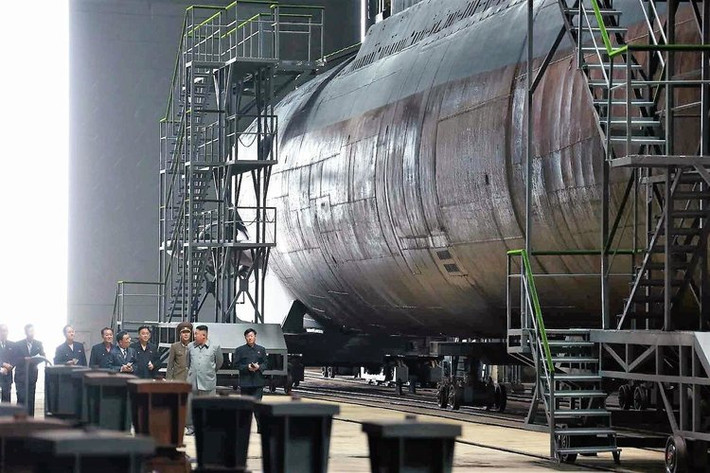 Tuy nhiên ngay lập tức các chuyên gia về tàu ngầm trên thế giới đã có phân tích dựa trên cảm quan và khẳng định, cấu tạo cũng như vật liệu cấu thành lớp vỏ tàu ngầm mới của Triều Tiên này không khác gì những tàu ngầm được Liên Xô đóng mới từ những năm 50 của thế kỷ trước. Nguồn ảnh: BI.
