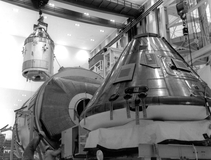 Khoang hỗ trợ sự sống và khoang đổ bộ trong phòng thí nghiệm của NASA. Nguồn ảnh: Theatlantic.