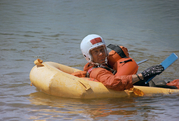Trong khi đó phi hành đoàn Buzz Aldrin thực hiện khóa huấn luyện cứu hộ để đề phòng trường hợp rơi nhầm vị trí khi trở về Trái Đất. Nguồn ảnh: Theatlantic.
