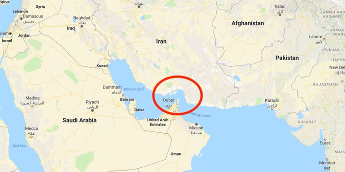Eo biển Hormuz có địa thế cực kỳ đặc biệt, mặc dù khu vực Vịnh Ba Tư phía bắc eo biển này là "ngõ cụt", tuy nhiên eo biển Hormuz vẫn giữ vai trò cực kỳ quan trọng trong giao thương hàng hoá quốc tế do cái "ngõ cụt" này là điểm đến và đi của lượng dầu mỏ lớn nhất thế giới. Nguồn ảnh: BI.