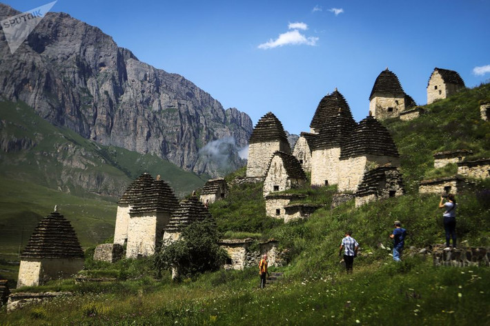 Toàn bộ khu nghĩa địa ở Bắc Ossetia này đều được xây dựng theo lối kiến trúc lộ thiện. Nguồn ảnh: Sputnik.