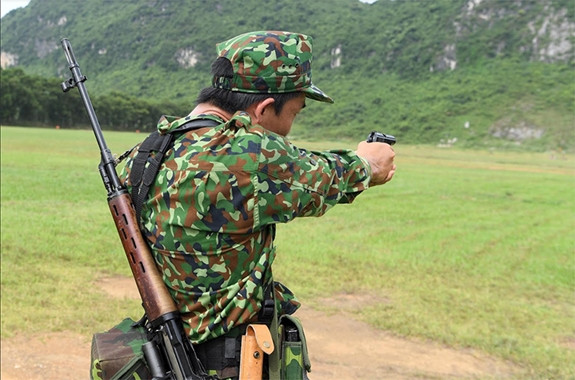 Xạ thủ thực hiện tư thế đứng bắn với súng ngắn Makarov 9 li.