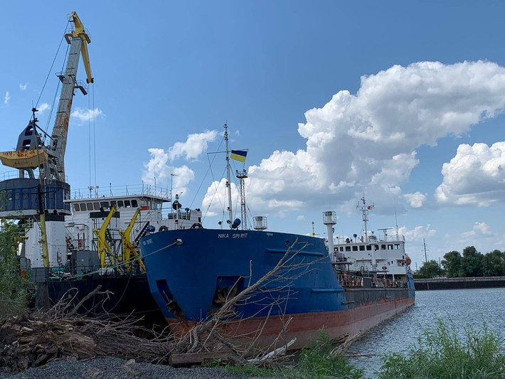 Ukraine cáo buộc, sau khi thực hiện "nhiệm vụ" chặn đường di chuyển qua vùng biển Kerch, tàu chở dầu của Nga đã đổi tên từ Neyma sang tên Nika Spirit để "che dấu sự liên quan của nó" trong hành động gây hấn với Kiev. Nguồn ảnh: BI.