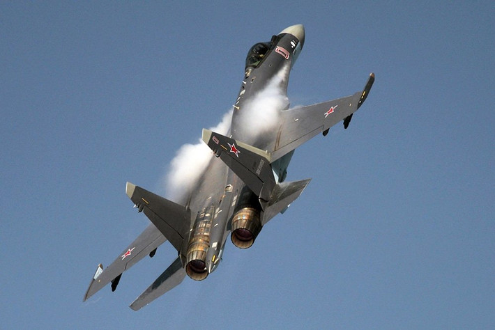 Phần khung thân của Su-35 cũng được gia cố chắc chắn hơn so vơi Su-27, kèm theo đó là việc sử dụng vật liệu cấu thành đời mới hơn. Tuy nhiên trọng lượng rỗng của Su-35 vẫn nặng hơn Su-27 gần 1 tấn. Nguồn ảnh: Rumil.
