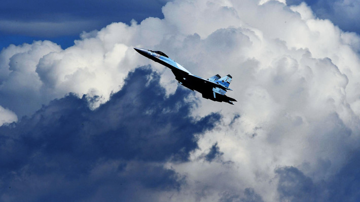 Phần mũi của chiến đấu cơ Su-35 cũng có cải tiến so với Su-27, phần mũi này có thiết kế mới, bên trong chứa một radar quét mảng pha điện tử bị động có khả năng khoá cùng lúc 30 mục tiêu, tiêu diệt cùng lúc 2 mục tiêu với thời gian phản ứng gần như ngay lập tức bằng các tên lửa với đầu dò bán chủ động. Nguồn ảnh: Rumil.