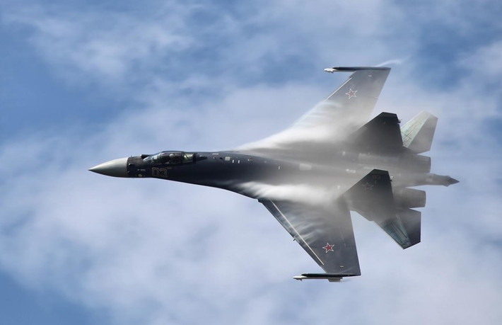So với Su-27, Su-35 có thay đổi cực kỳ đáng tiền ở hệ thống động cơ. Su-35 được trang bị 2 động cơ AL-41F1S hay còn gọi là 117S với khả năng đẩy vector công suất cao hơn 16% so với Su-27. Nguồn ảnh: Rumil.
