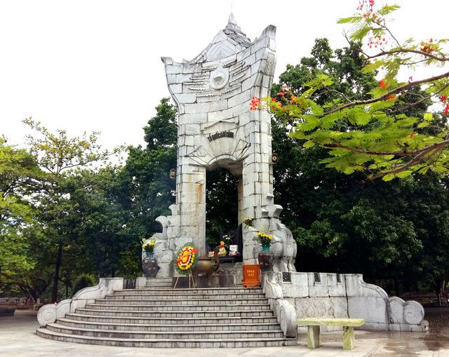Đây được coi là một trong những địa điểm diễn ra nhiều cuộc chiến đấu ác liệt nhất trong Kháng chiến Chống Mỹ cứu nước. Nghĩa trang có diện tích tổng cộng 140.000 mét vuông và nằm trải dài trên ba quả đồi cạnh sông Bên Hải - ranh giới phân chia đất nước trong thời kỳ chiến tranh.