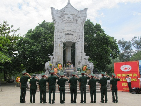 Ước tính trung bình mỗi năm có khoảng 20.000 khách trong và ngoài nước đến thăm viếng tại nghĩa trang liệt sĩ lớn nhất Việt Nam này.