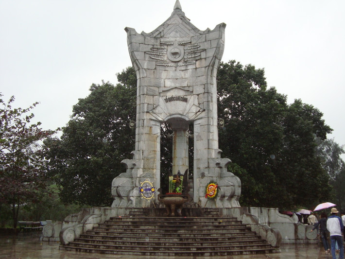 Nghĩa trang được xây dựng từ ngày 24/10/1975 và hoàn thành vào ngày 10/4/1977. Nghĩa trang liệt sĩ được đặt tại khu vực Bến Tắt, cạnh quốc lộ 15 thuộc địa phận xã Vĩnh Trường, huyện Gio Linh, tỉnh Quảng Trị.
