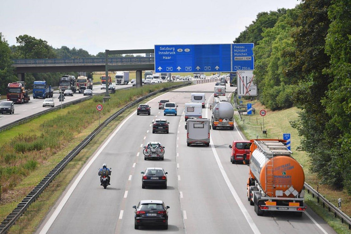 Không có trạm thu phí: Nhiều người nghĩ rằng Autobahn có rất nhiều trạm thu phí để có kinh phí duy trì các hoạt động bảo trì con đường, tuy nhiên thực tế hoàn toàn trái ngược. Chi phí bảo trì đường cao tốc có được bằng cách đánh thuế xăng dầu cũng như các loại thuế khác mà phương tiện đã đóng. Nhiều người đã tranh luận liệu có nên thêm phí cầu đường hay không, nhưng cho đến nay điều đó vẫn chưa được thông qua thành luật.