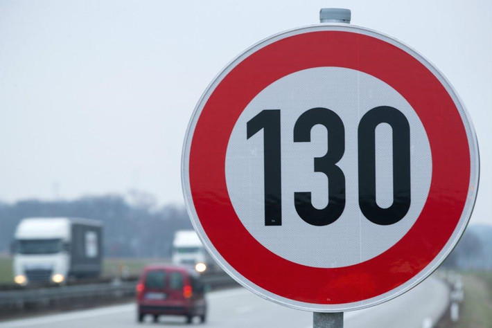 Autobahn cũng bị giới hạn tốc độ: Một quan niềm sai lầm phổ biến là cao tốc Autobahn không giới hạn tốc độ. Có những đoạn đường trên Autobahn có giới hạn tốc độ, trong khi những đoạn đường khác cho phép lái xe điều khiển xe mà không cần quan tâm đến tốc độ tối đa. Mặc dù vậy, Autobahn cũng đưa ra tốc độ đề nghị là 128 km/h, nhưng lái xe có thể tự do di chuyển ở bất kỳ tốc độ nào họ cảm thấy phù hợp.