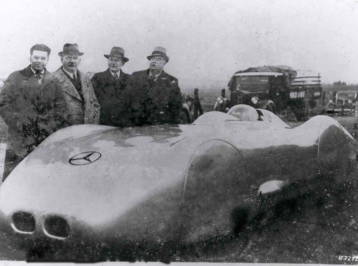 Kỷ lục tốc độ trên Autobahn được lập ra vào năm 1938: Tay đua Rudolf Caracciola đã lái chiếc Mercedes-Benz W125 với tốc độ 384 km/h. Chiếc xe này được trang bị động cơ V12 5.577 cc kết hợp cùng 2 bộ siêu nạp, Rudolf Caracciola cũng là người đã thiết kế ra mẫu xe này. Cho đến ngày nay vẫn chưa có bất kỳ ai phá vỡ được kỷ lục này.