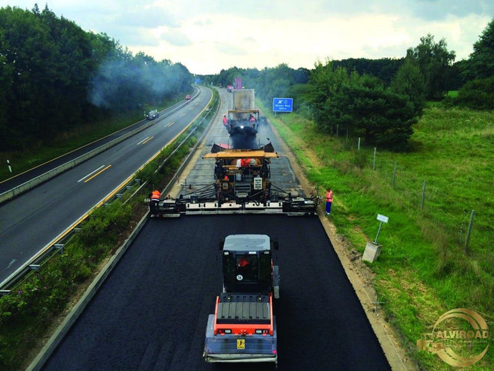 Luôn được bảo trì thường xuyên: Những con đường trên cao tốc Autobahn luôn được bảo trì liên tục nhằm đảm bảo các phương tiện an toàn khi lưu thông ở tốc độ cao. Nếu bề mặt đường của Autobahn không hoàn hảo, nó có thể dẫn đến những vụ tai nạn nguy hiểm vì những chiếc xe luôn di chuyển với tốc độ cao trên Autobahn. Các công nhân sửa đường liên tục đổ thêm các lớp nhựa mới nhằm giúp cho Autobahn luôn trong tình trạng hoàn hảo và nó liên tục được kiểm tra xem có dấu hiệu hư hỏng nào không. Autobahn thậm chí còn có một đội công nhân hoạt động suốt ngày đêm để đảm bảo mọi hư hỏng trên đường được khắc phục ngay lập tức.