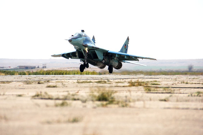 Máy bay chiếm ưu thế trên không MiG-29 có tổng cộng 7 giá treo vũ khí trong đó có 6 giá treo dưới cánh và một giá treo dưới bụng máy bay, cho phép nó mang theo được tối đa 4 tấn vũ khí trong đó có các loại pháo phản lực S-8; S-24 hay tên lửa R-27; R-60 hoặc R-73. Nguồn ảnh: QQ.