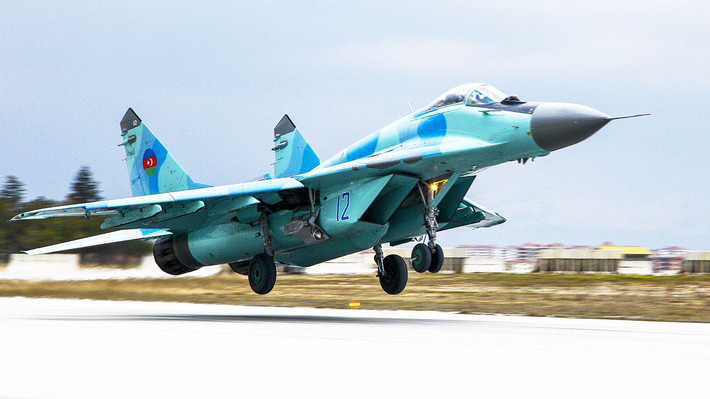Chiến đấu cơ MiG-29 được Liên Xô cho ra đời từ năm 1997 và bắt đầu được sản xuất hàng loạt từ năm 1982 của thế kỷ trước. Loại tiêm kích này được xếp vào hàng chiến đấu cơ đa năng nhưng có khả năng chiếm ưu thế trên không vượt trội. Nguồn ảnh: QQ.