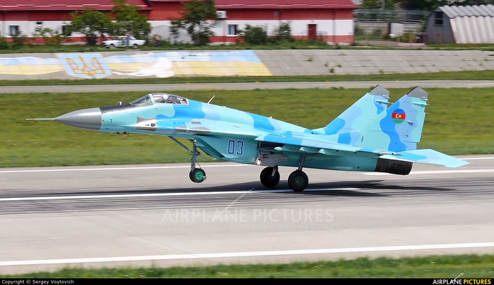 Chiều hôm 25/7 (theo giờ địa phương), một tiêm kích MiG-29 của Không quân Azerbaijan đã rơi ở biển Caspian. Một chiến dịch tìm kiếm đã được tiến hành ngay sau khi vụ việc xảy ra nhưng thông tin chi tiết vẫn chưa được làm rõ. Nguồn ảnh: QQ.