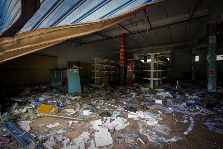 Những gì còn sót lại bên trong một siêu thị sau cuộc cướp phá. Ảnh Reuters
