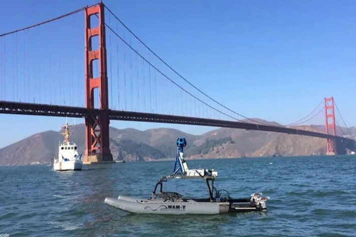 Phương tiện tự động trên biển WAM-V 16 của Marine Robotics lại là phiên bản khác. Nó siêu nhẹ, với khung gầm gắn trên phao nổi có thể tiếp cận vùng nước nông để thu thập dữ liệu với lượng khí thải carbon thấp.