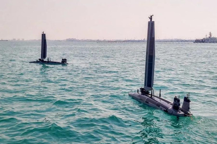 Trong số các sản phẩm đang thử nghiệm, có thể kể đến Triton của Ocean Aero, sử dụng pin sạc từ năng lượng mặt trời và gió, tự động vận hành tới 3 tháng.