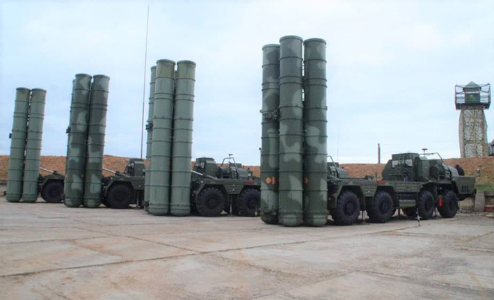 Cấu hình của S-500 có thể bao gồm các phương tiện phóng 77P6 chứa tên lửa phòng không. Có thể dễ dàng phân biệt S-500 với S-400 và các phương tiện phóng thuộc dòng S khác nhờ trọng tải thùng phóng kép, thay vì thùng bốn ống phóng như thông thường. Ngoài ra còn có xe chỉ huy 55K6MA hoặc 85Zh6-1/85Zh6-2; radar quản lý chiến đấu và thu thập mục tiêu cảnh báo sớm 91N6A(M); radar thu thập dữ liệu 96L6-1 và/hoặc radar mảng pha chủ động tấn công ABM 76T6/77T6; radar dò độ cao di động 96L6 (tùy chọn); hệ thống kiểm soát phòng thủ tên lửa và phòng không tiên tiến 97L6 (tùy chọn) cùng cột tháp điều khiển di động đa năng 40V6MT (tùy chọn).