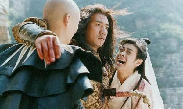 Nhân vật Tiêu Phong cũng được ghi chép trong lịch sử. Tuy nhiên, thay vì một anh hùng mệnh khổ như trong truyện, cuộc đời của Tiêu Phong lại viên mãn hơn nhiều.