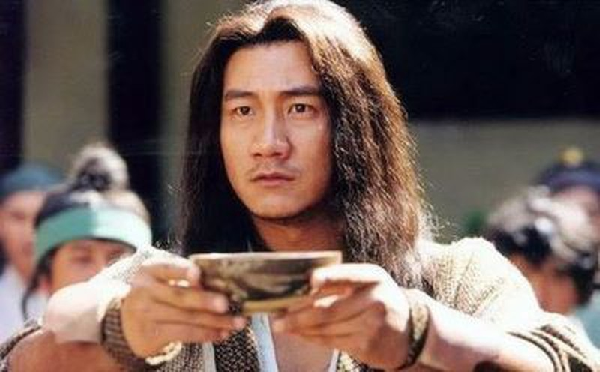 Ông là một đại thần người Khiết Đan. Khi Gia Luật Hồng Cơ lên ngôi, ông được phong làm Thái bảo. Năm 1048, Tiêu Phong tiêu diệt được bộ tộc Trở Bốc, rồi năm sau đó tiếp tục đại phá tộc Địch Liệt.